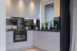 Full-sized fridge, microwave, oven, stovetop - Apartment Kraków by Renters Prestige (Kraków)