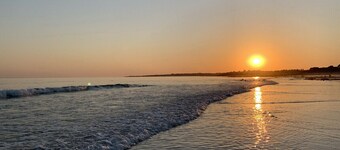 481-Fisherman's cottage, 180° sea view, near beaches.