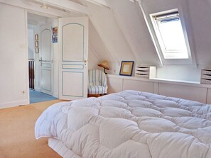 5 bedrooms, iron/ironing board, free WiFi