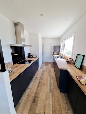 Kjøleskap, mikrobølgeovn, ovn og oppvaskmaskin