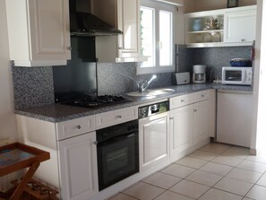 Réfrigérateur, micro-ondes, four, plaque de cuisson