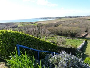 Property grounds - 622-Ker An Enez,sea view, the beach at the end of the garden (Esquibien)