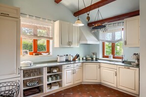 Kühlschrank, Ofen, Geschirrspüler, Wasserkocher mit Kaffee-/Teezubehör