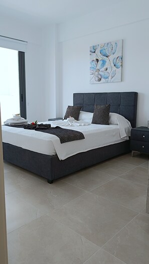 Rideaux occultants, chambres insonorisées, fer et planche à repasser