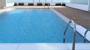 Outdoor pool - Larvella Estia Luxury Suites (Larnaca)