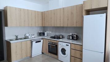 Full-sized fridge, microwave, oven, stovetop