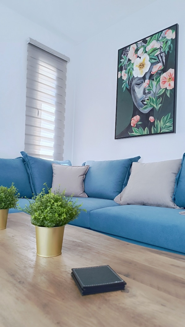 Appartement Luxe, 2 chambres | Coin séjour | TV connectée de 42 pouces avec chaînes numériques