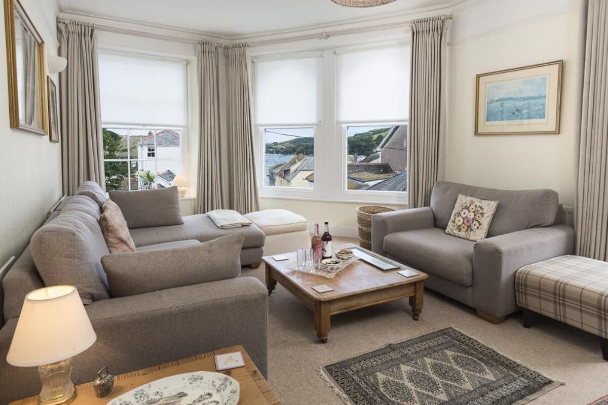 Iconic Landmark Historic Building In Central Salcombe With Views Over Estuary - Kingsbridge