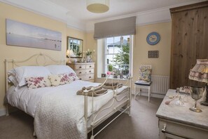 3 habitaciones, tabla de planchar con plancha y cuna de viaje