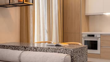 Estudio (Helena's Retreat XI) | Zona de estar | Televisión de pantalla plana de 48 pulgadas con canales digitales