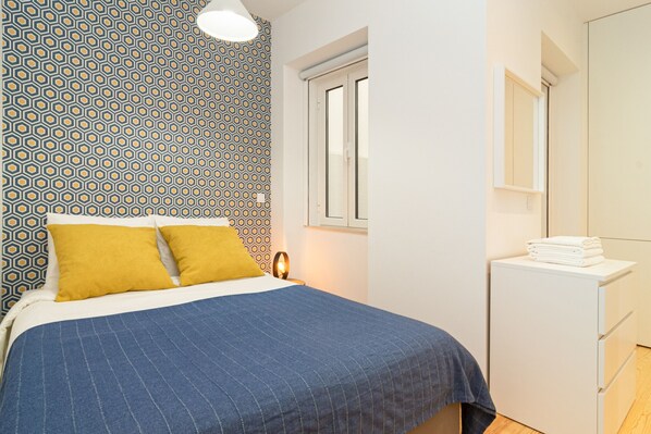 1 bedroom, bed sheets