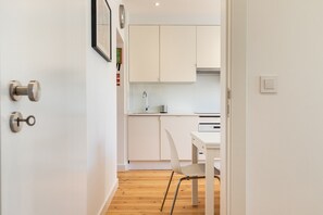 Microwave, dishwasher, coffee/tea maker, cookware/dishes/utensils - Belem Design Apartments by Homing (Lisbon)