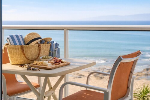 Flat overlooking the Bay of Les Sables sleeps 4