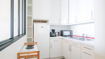 KylskÄp, mikrovÄgsugn, ugn och kaffe- och tebryggare