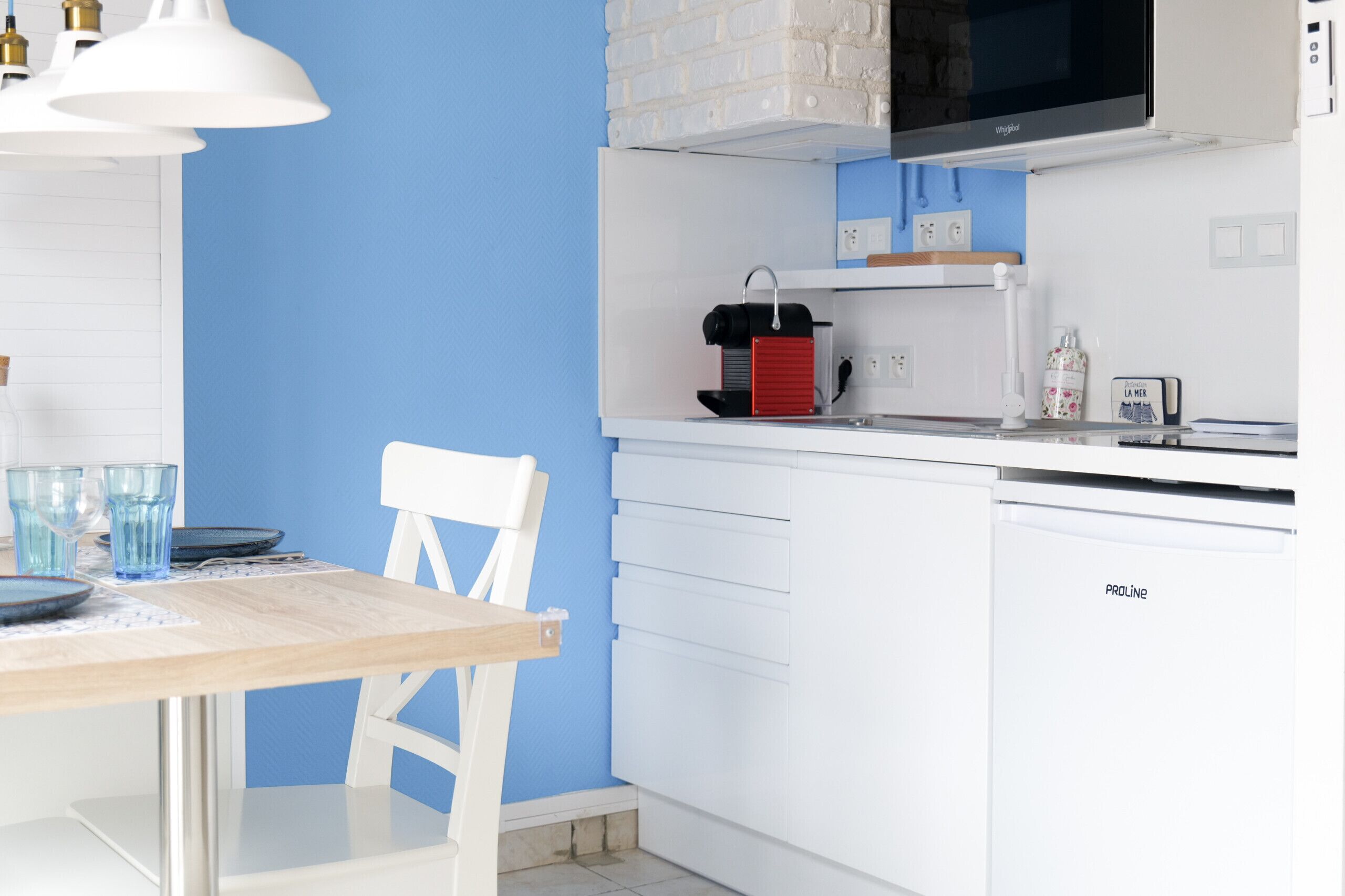 Réfrigérateur, micro-ondes, four, cafetière/bouilloire