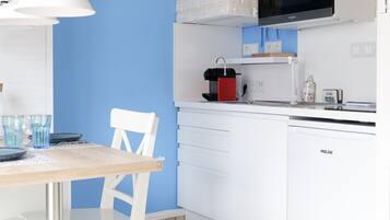 Réfrigérateur, micro-ondes, four, cafetière/bouilloire
