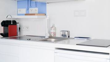 Refrigerador, microondas, horno y cafetera y tetera