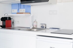 Een koelkast, een microgolfoven, een oven