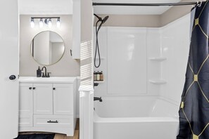 Douche, sèche-cheveux, serviettes fournies