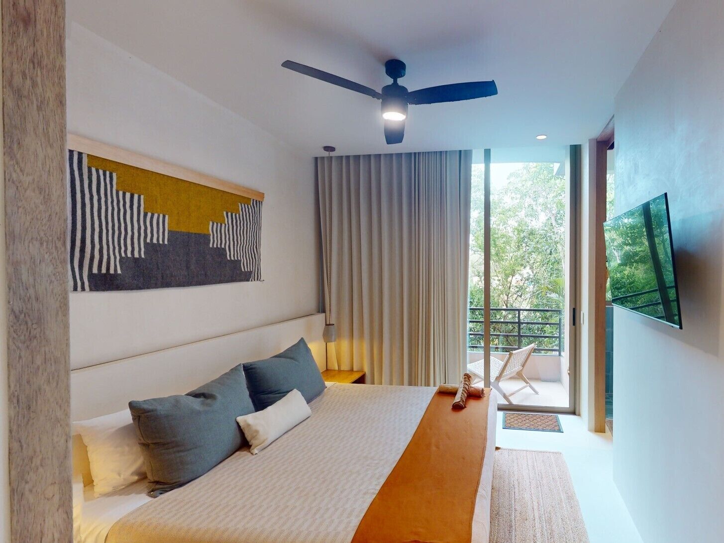 مكتب وواي فاي مجانًا وملاءات أسرّة