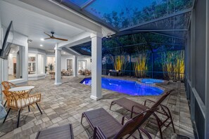 A heated pool - Pool, Spa, Golf Simulator | Walk to Beach (Jacksonville Beach)