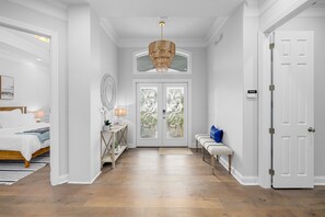 5 chambres, bureau, fer et planche à repasser, lit parapluie