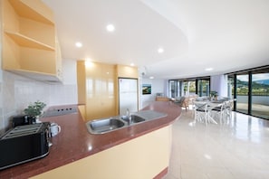 Cafetera y tetera, refrigerador, microondas y horno