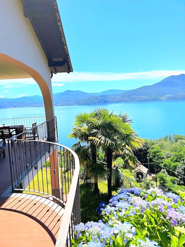 Property grounds - Lake Maggiore • Panoramic lake view & large balcony and pool | 2 bedrooms (Piemonte)