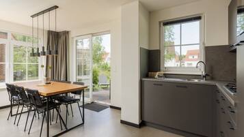 Kühlschrank, Mikrowelle, Herdplatte, Geschirrspüler