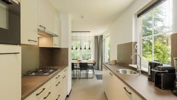 Kühlschrank, Mikrowelle, Herdplatte, Geschirrspüler