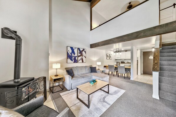 TV, fireplace
