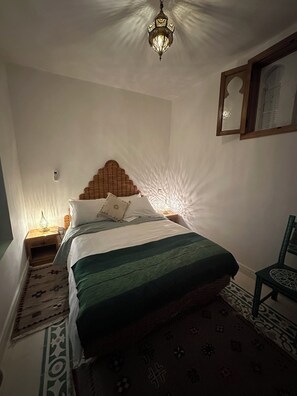 4 dormitoris, planxa i posts de planxar i un bressol de viatge