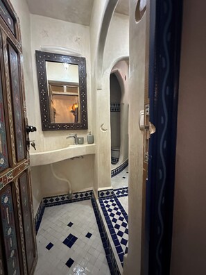 Een douche, een haardroger, handdoeken, zeep