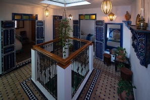 4 habitaciones, tabla de planchar con plancha y cuna de viaje