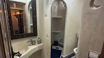 Dusj, hårføner, håndklær og såpe