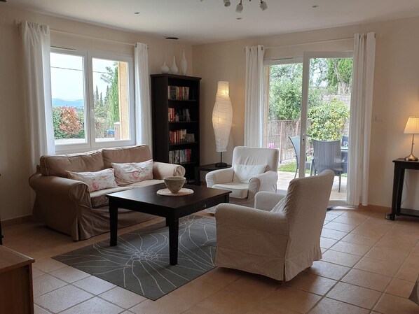 Televisie, een dvd-speler en een stereo