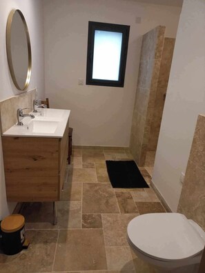 Shower, jetted bath, hair dryer, towels