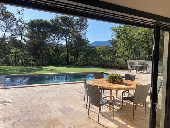 Outdoor dining - Magnifique Maison Neuve (Faucon)