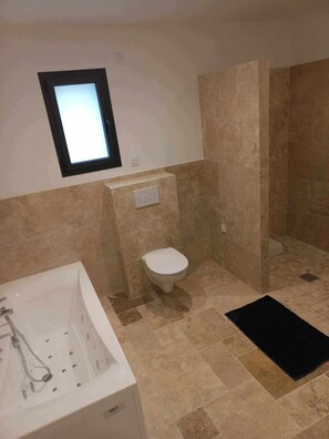 Dusche, Whirlpool, Haartrockner, Handtücher