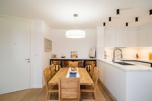 Apartamento (Three Bedroom Apartment with Balcony) | Cozinha privada | Geladeira
