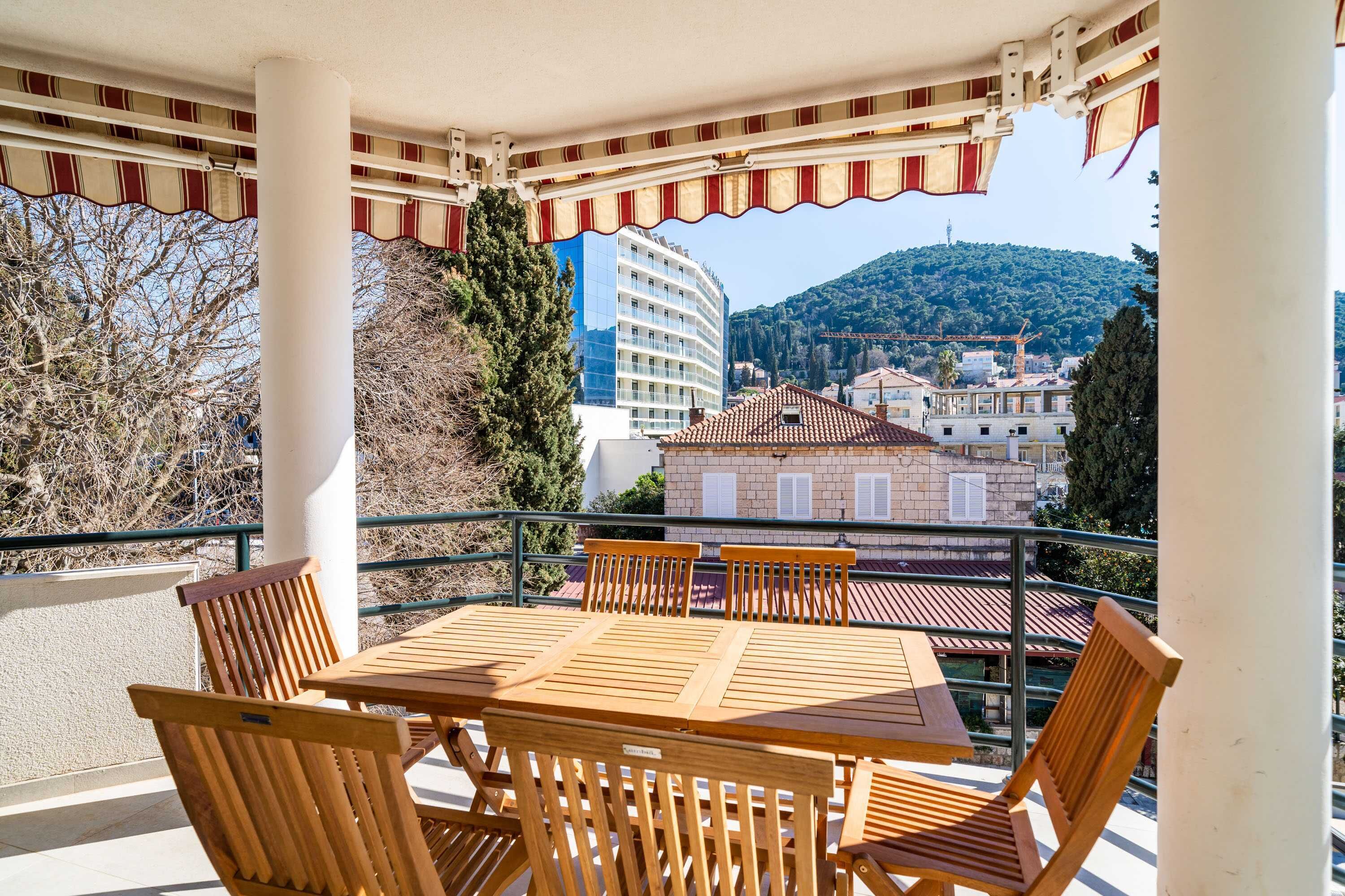 Lejlighed (Three Bedroom Apartment with Balcony) | Udendørsområde