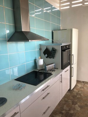 Frigorífic, microones, forn i placa de cuina 