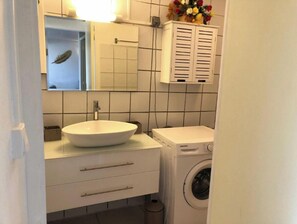 Shower, hair dryer, towels, soap - Chez Laurenn Elégant rez de Villa Situé Dans la Ville Balnéaire du Carbet (Le Carbet (97221))