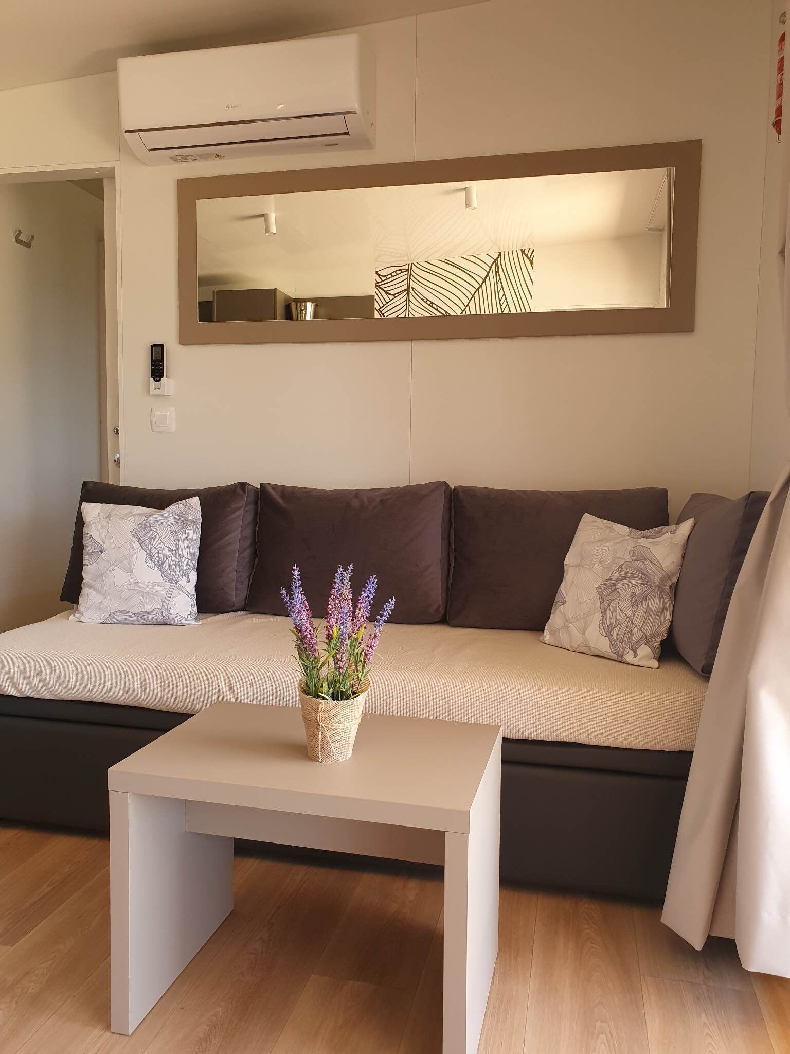 Mobile home (Mobile Homes Karlo & Dino - Two Bedro) | Stue | 32-tommers fladskærms-tv med satellitkanaler