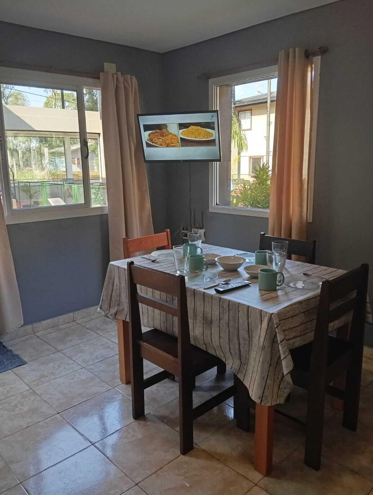 Apartemen Keluarga, 2 kamar tidur, pemandangan kolam renang, di pinggir kolam renang | Dapur pribadi | Lemari es besar, microwave, oven, dan peralatan masak/sendok-piring