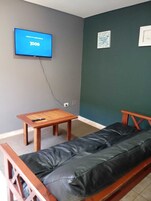 家庭公寓, 2 间卧室, 使用泳池 | 起居区 | 42-英寸液晶电视（配备数码频道）、Netflix、流媒体服务