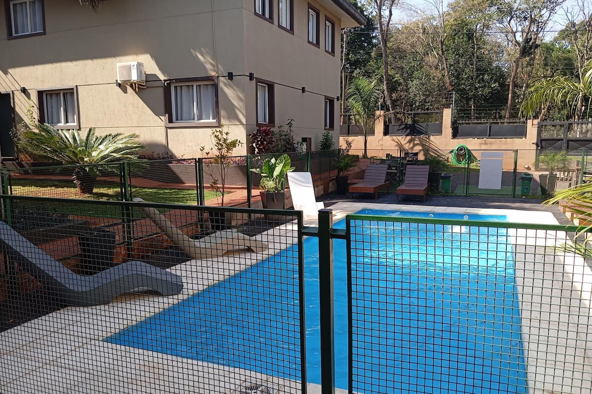 Centric Apartment with Swimming Pool | 房內夾萬、手提電腦工作空間、遮光窗簾/窗簾、免費 Wi-Fi