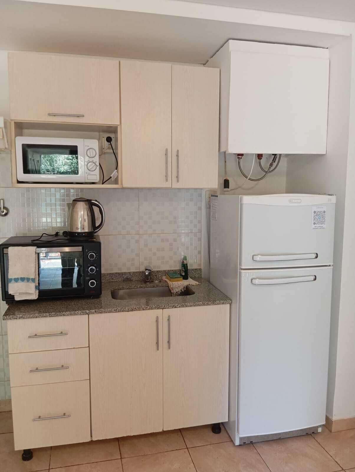 Apartemen Basic, 1 kamar tidur, akses ke kolam renang | Dapur pribadi | Lemari es besar, microwave, oven, dan peralatan masak/sendok-piring