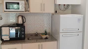 Basic Apartment, 1 Bedroom, Pool Access | Private kitchen | Full-size fridge, microwave, oven, cookware/dishes/utensils
