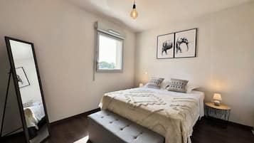 2 bedrooms, iron/ironing board, travel cot, Internet